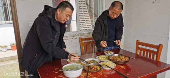 石台县七都镇中心卫生院食堂开展“公筷公勺，文明就餐”活动