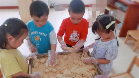 石台县小河中心幼儿园开展“我们的节日·中秋”主题活动