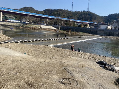石台横渡：横渡镇危桥拆除，新建步行桥方便居民过河